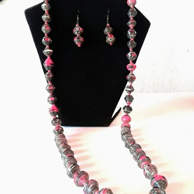 Collier et boucles d'oreilles en carton recyclé, collection Carton Doré