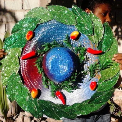 Chapeau de carnaval vert décoré de piments