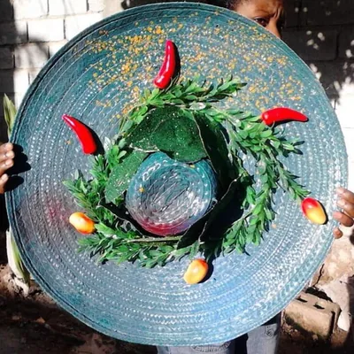 Chapeau de carnaval bleu décoré de feuillage et de piments