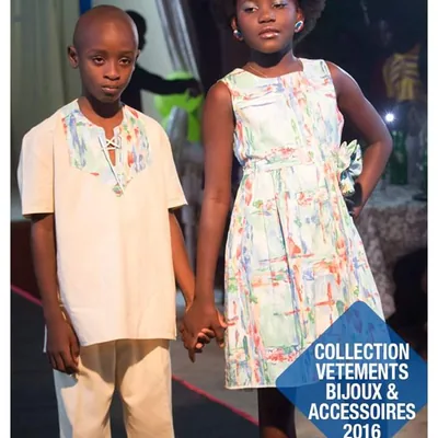 Deux enfants en tenues de la collection 2016