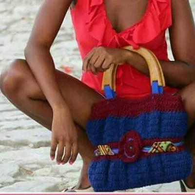 Sac en crochet bleu marine et rouge