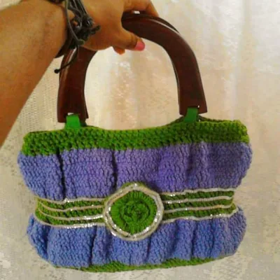 Sac en crochet violet et vert à anses en bois