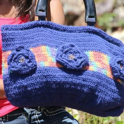 Sac en crochet bleu orné de roses