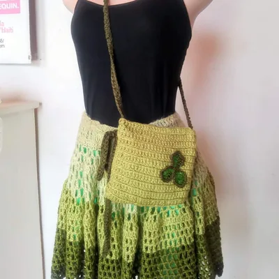 Jupe et sac en crochet vert sur mannequin