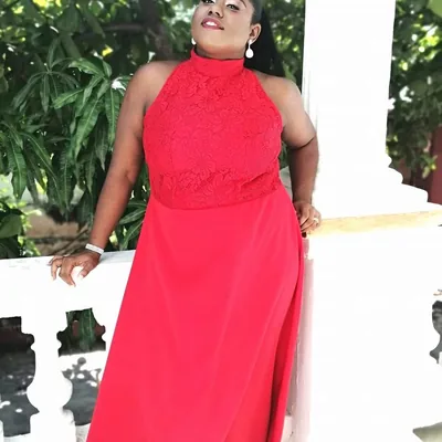 Femme en robe longue rouge