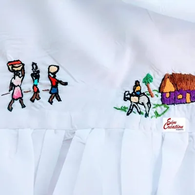 Broderie de maison et d'âne sur tissu blanc