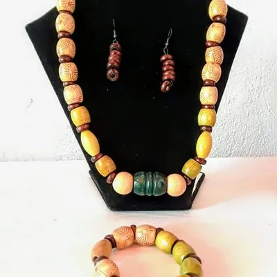 Collier, boucles d'oreilles et bracelet en perles de bois