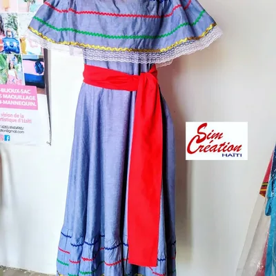 Robe longue en carabela à ceinture rouge