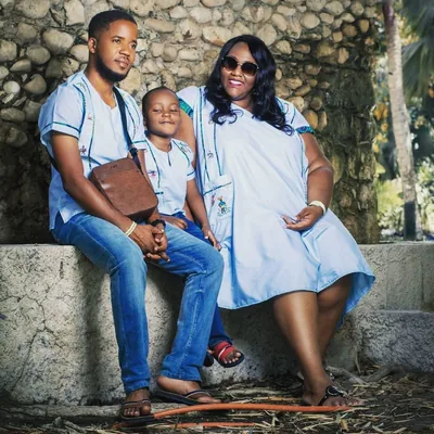 Famille en tenues assorties bleu clair