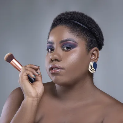 Maquillage violet avec pinceau