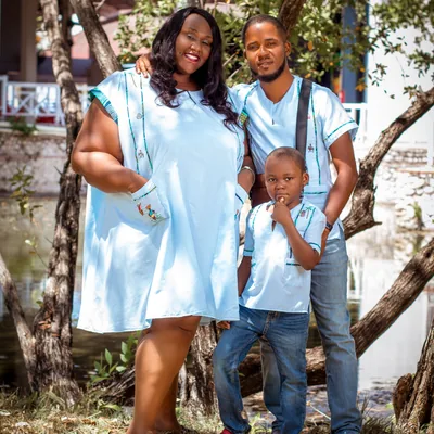 Famille en tenues bleu clair assorties
