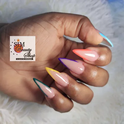Ongles acryliques en amande aux contours colorés