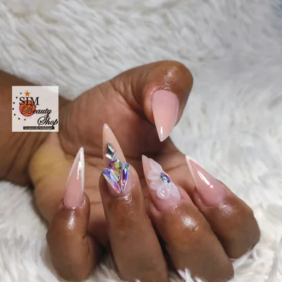 Ongles stiletto avec strass