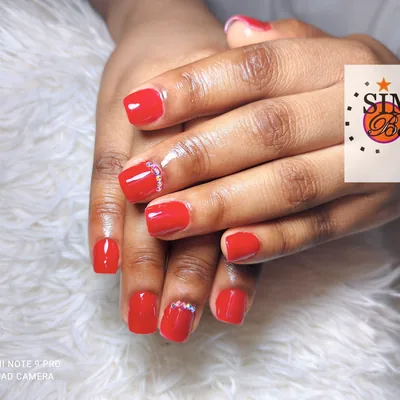 Ongles courts rouges avec strass