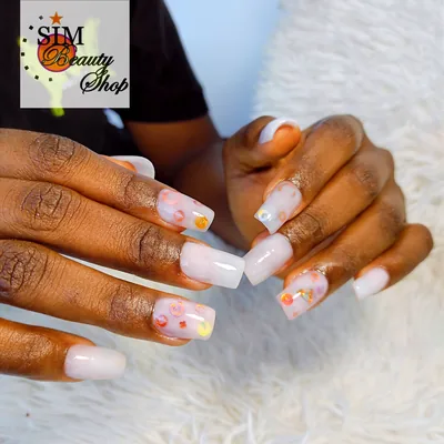 Ongles laiteux à petites fleurs