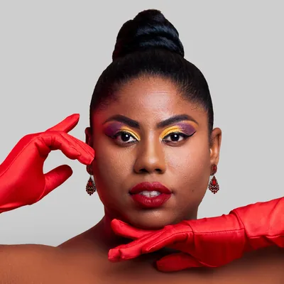 Portrait beauté avec gants rouges